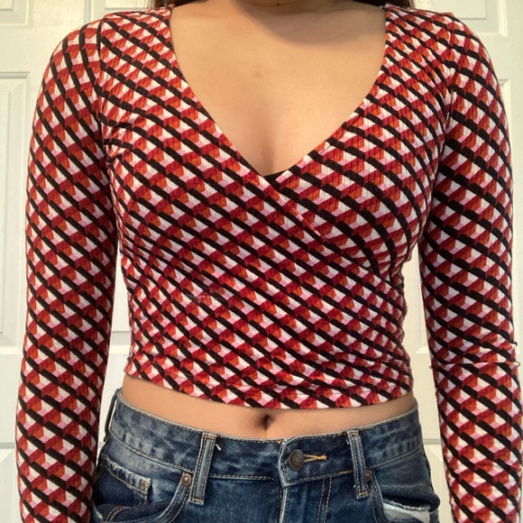 F21 geometric art deco faux wrap top - Picture 3 of 4